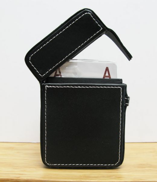 eastriverpoker.com - Les accessoires pour jeux de cartes , etuis carte de coupe - Etui Latéral pour Jeu de Cartes en Simili Cuir Noir eastriverpoker.com - Les accessoires pour jeux de cartes , etuis carte de coupe - Etui Latéral pour Jeu de Cartes en Simili Cuir Noir